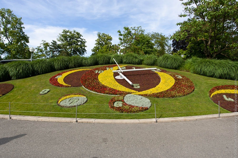 Квітковий годинник в Англійському парку