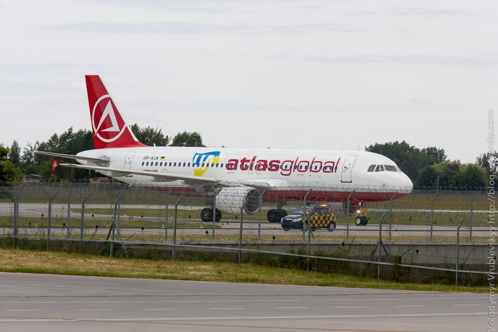 Перший рейс AtlasJet у Львові